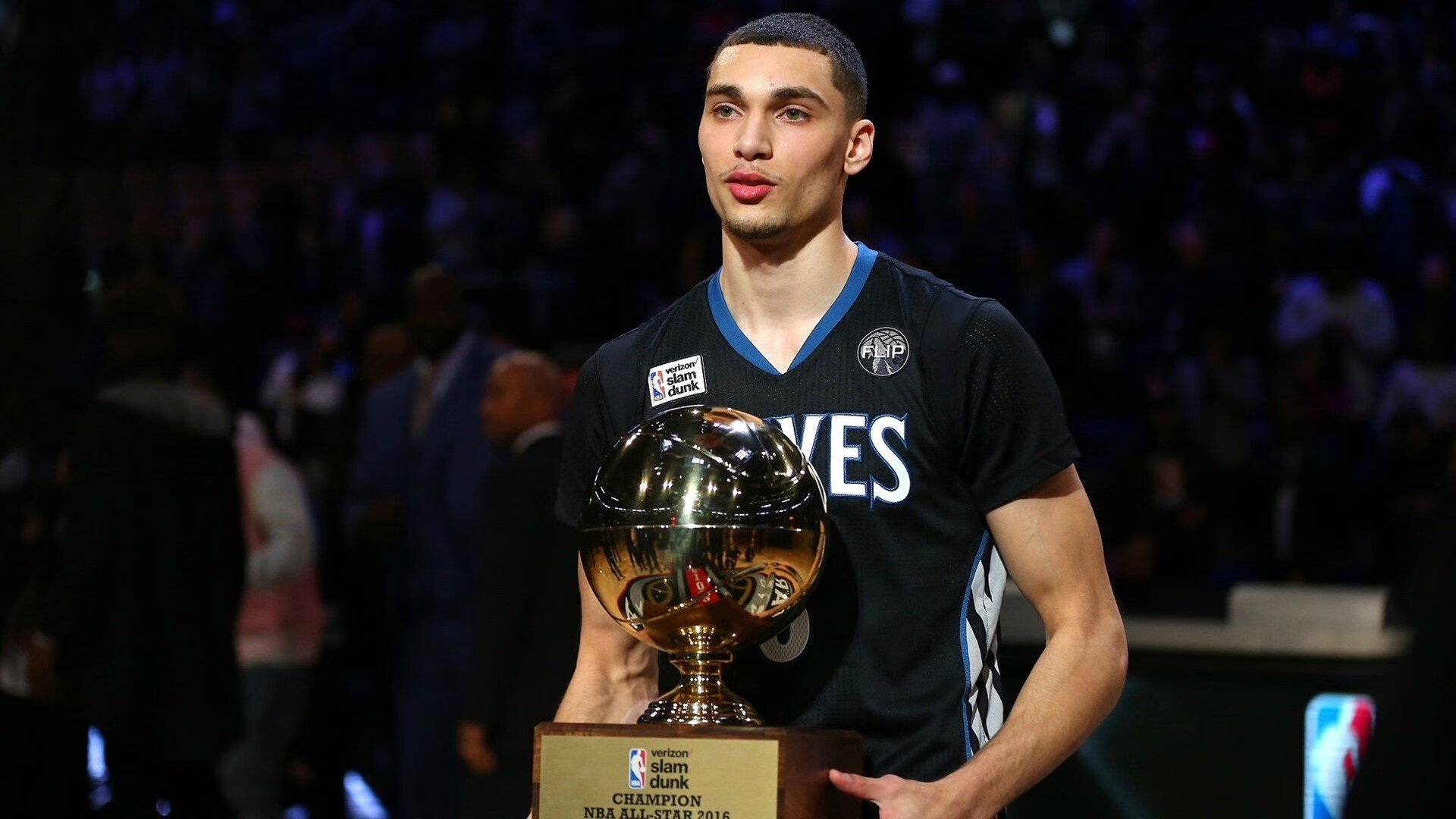 曼城10人仍逆转拿坡里,蓝月亮延续霸主气势,曼城别称是不是蓝月亮