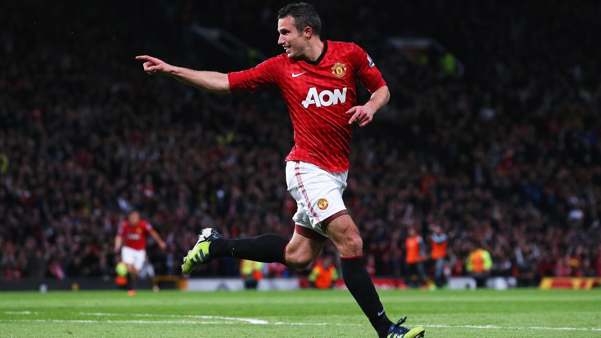 球迷节现场音乐与比赛活动结合，气氛火热，球迷乐队