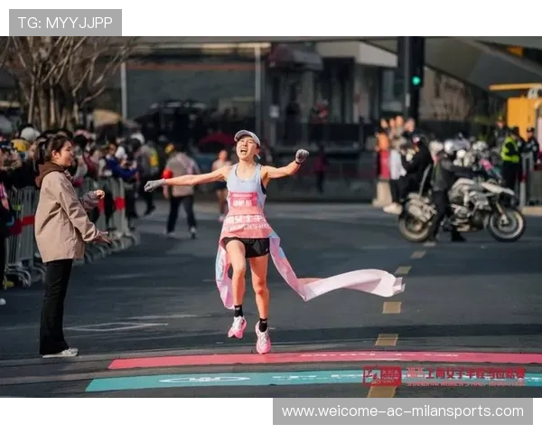 马拉松选手冲线后笑哭，表情包迅速传播